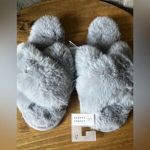 Lauren Conrad SZ 6-7 Gray Faux Fur Slippers